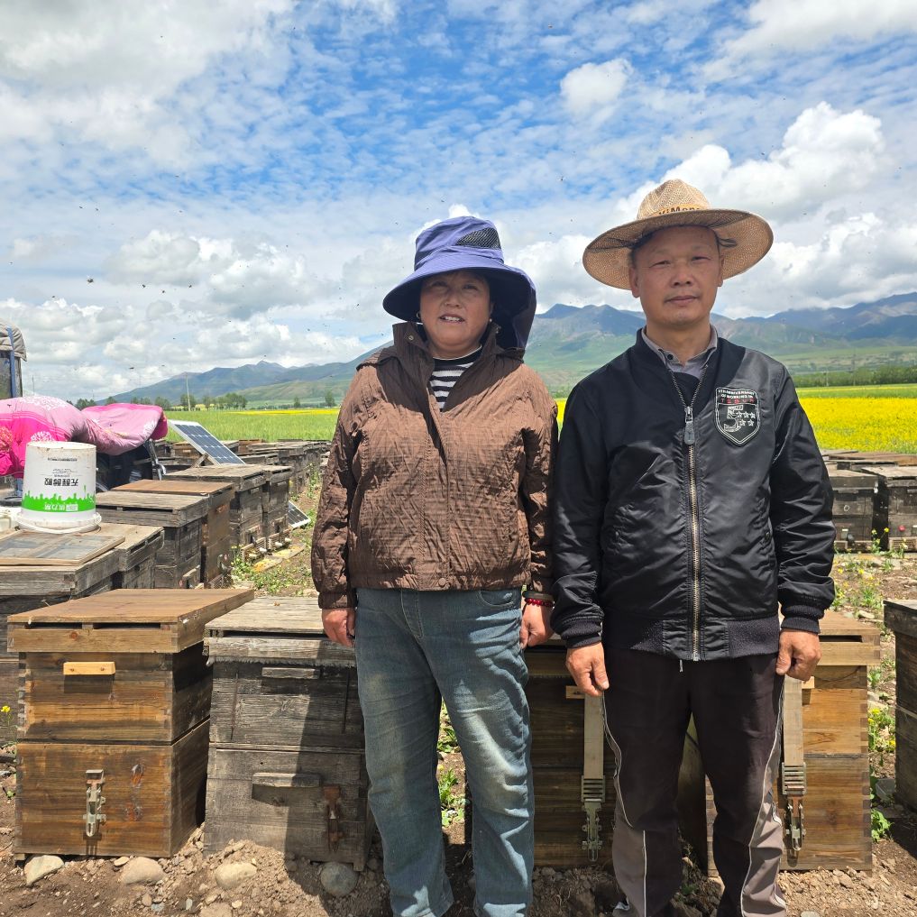 李翠芳(左)和丈夫王华平合影。新华社记者 李琳海 摄